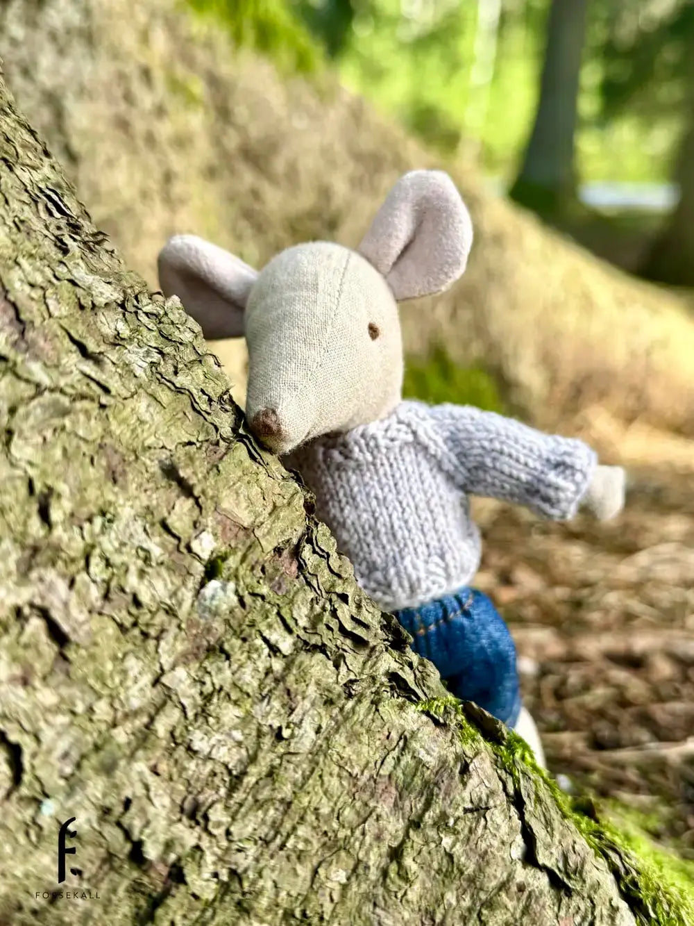 Bilde med Maileg mus i skogen med beige mini genser