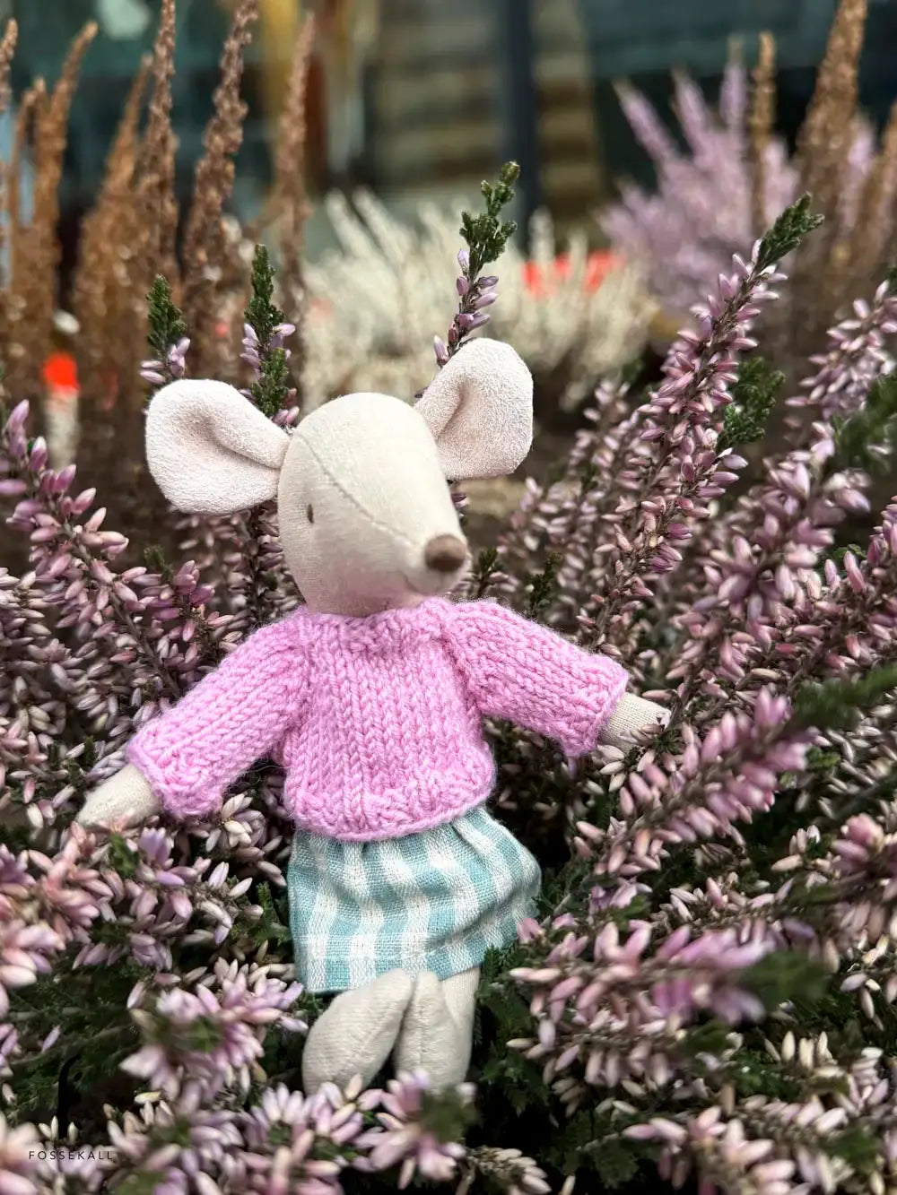 Bilde med Maileg mus i lyng med rosa genser på seg