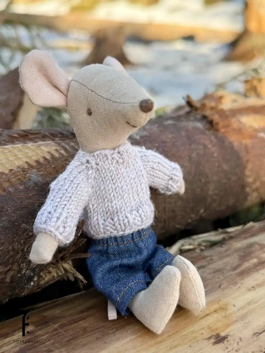 Bilde med Maileg mus i skogen med beige genser