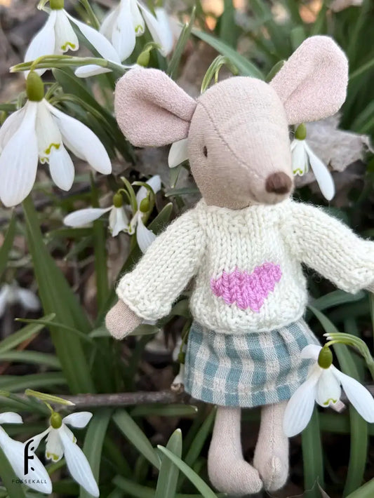 Maileg mus med hvit genser med rosa hjerte opp i blomster
