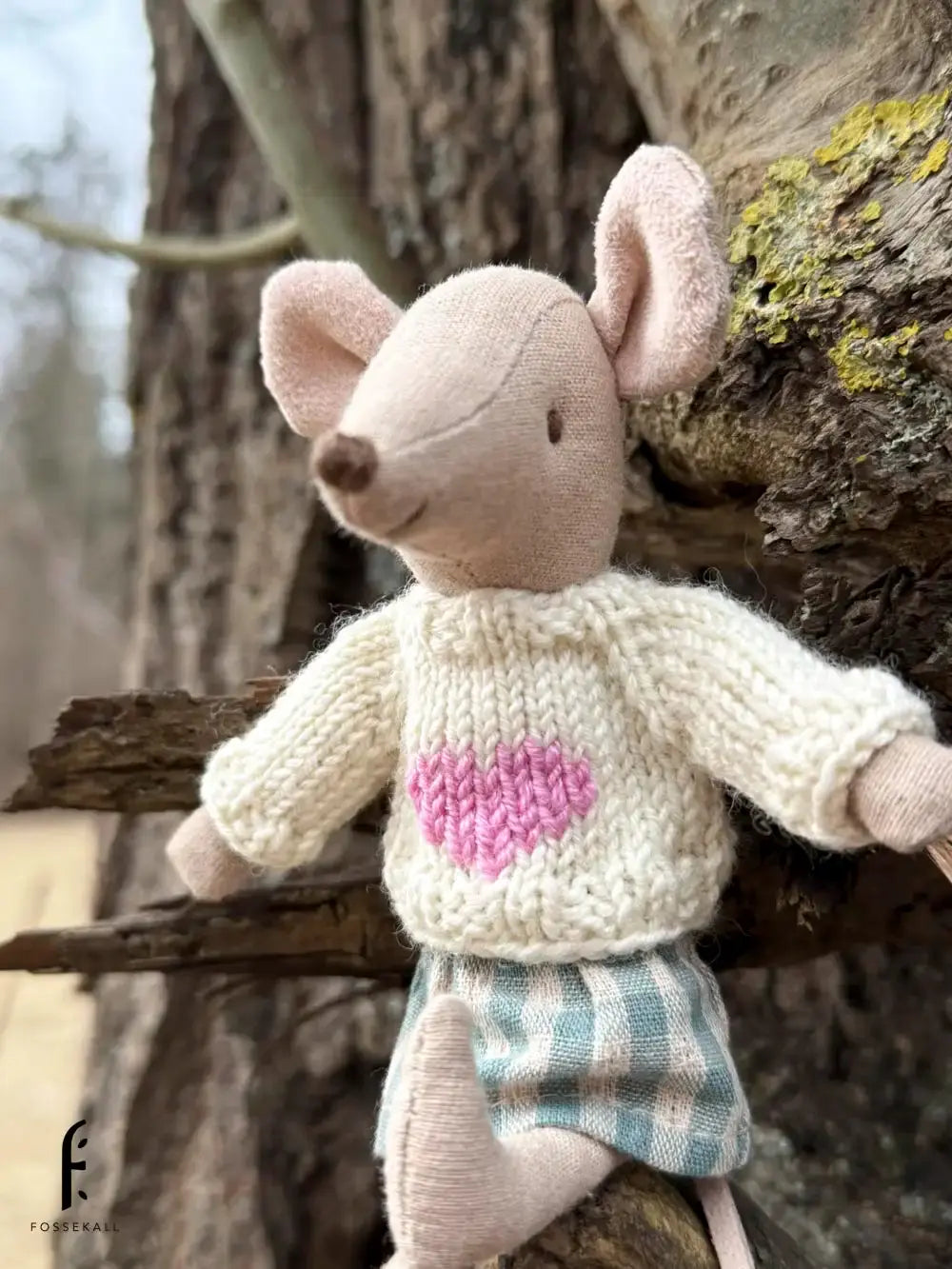 Mus med hvit genser med rosa hjerte 