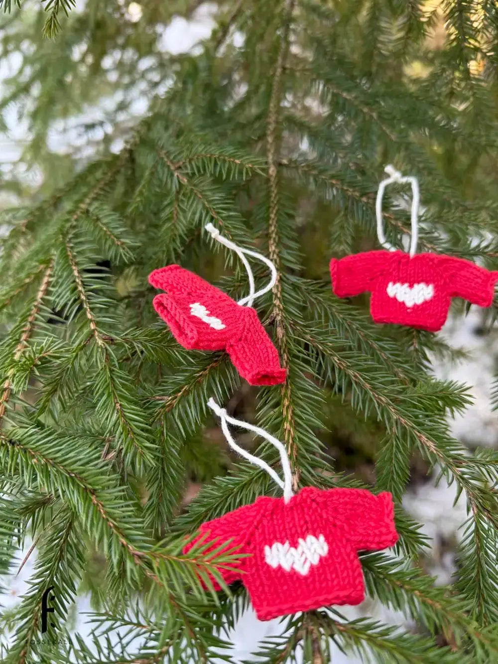 bilde med rod mini gensere opp i juletre