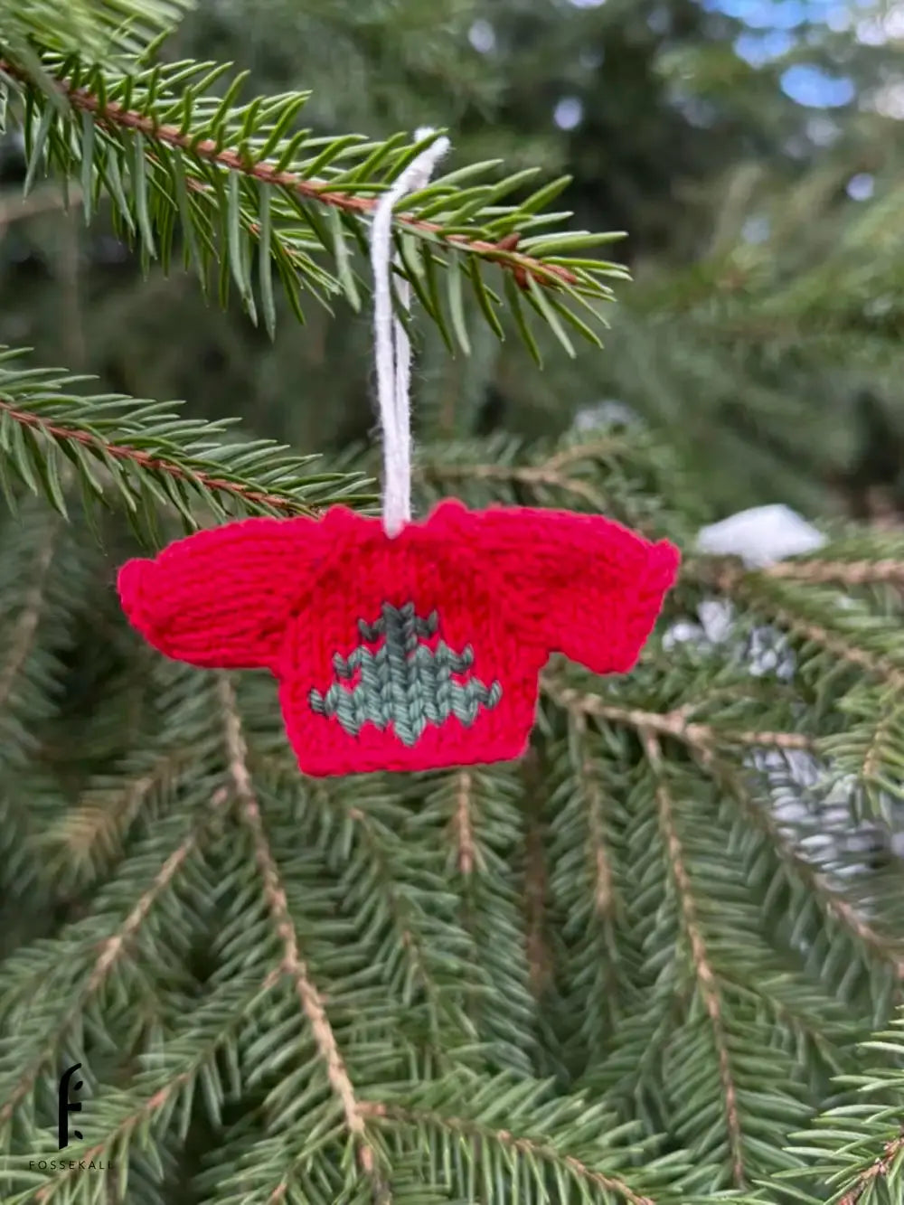 Julepynt opp i tre, genser med grønn juletre motiv