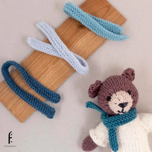 Bilde med bamse med blå skjerfene