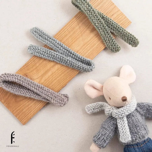 Skjerf til Maileg Mus - farger: lys grå, salvie grønn, lys beige, grå - Fossekall Design