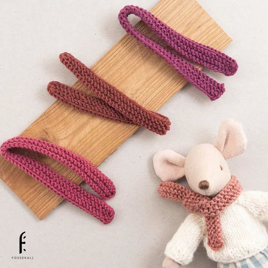 Skjerf til Maileg Mus - farger: lyng, burgunder, plomme, blush - Fossekall Design